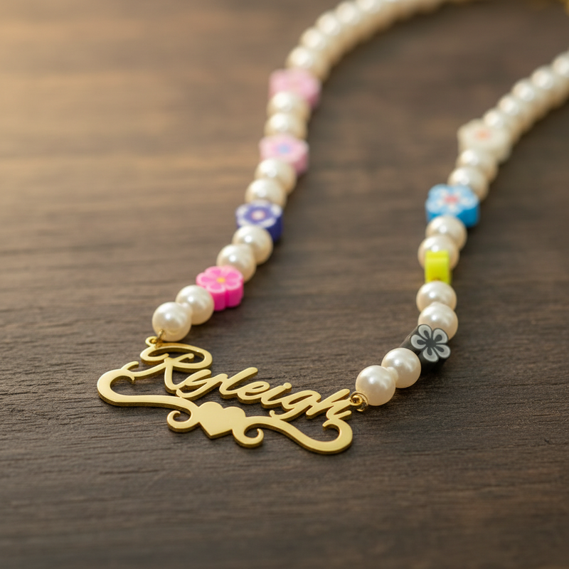 Collar de nombre infantil con cuentas de flores personalizado en Vermeil de oro de 18K