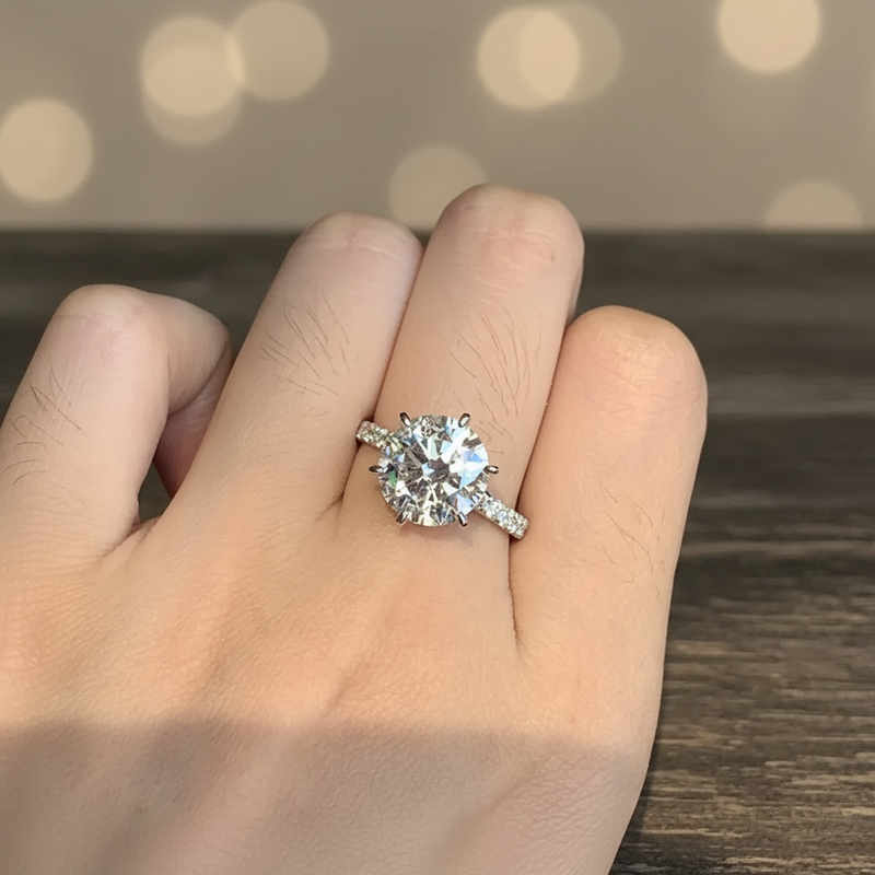 Anillo de compromiso de moissanita redonda en plata de ley