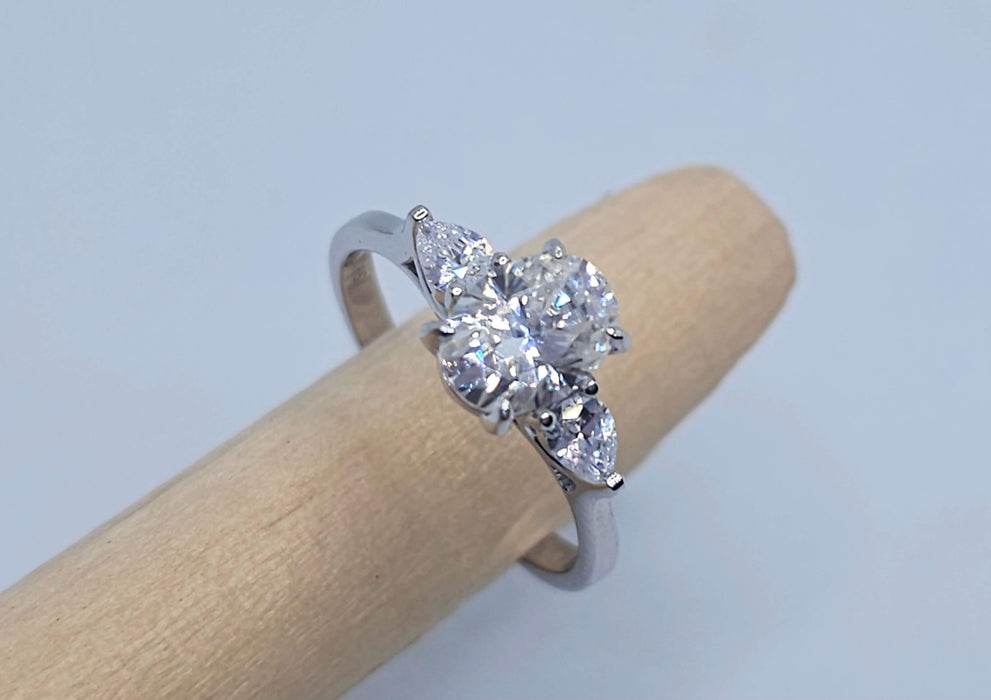 Radiant Elegance: 1.5CT Oval Three Stones Moissanite Ring