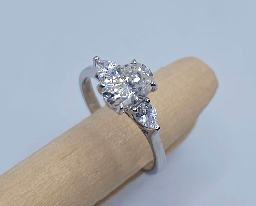 Radiant Elegance: 1.5CT Oval Three Stones Moissanite Ring