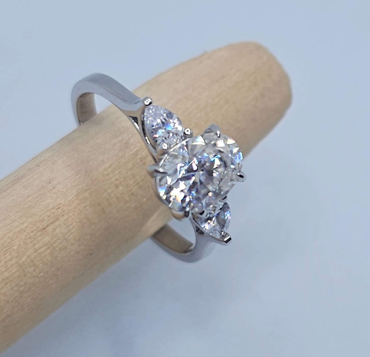 Radiant Elegance: 1.5CT Oval Three Stones Moissanite Ring