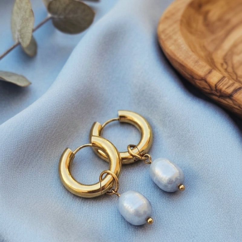 Pendientes Huggie de Aro con Perlas Blancas Colgantes