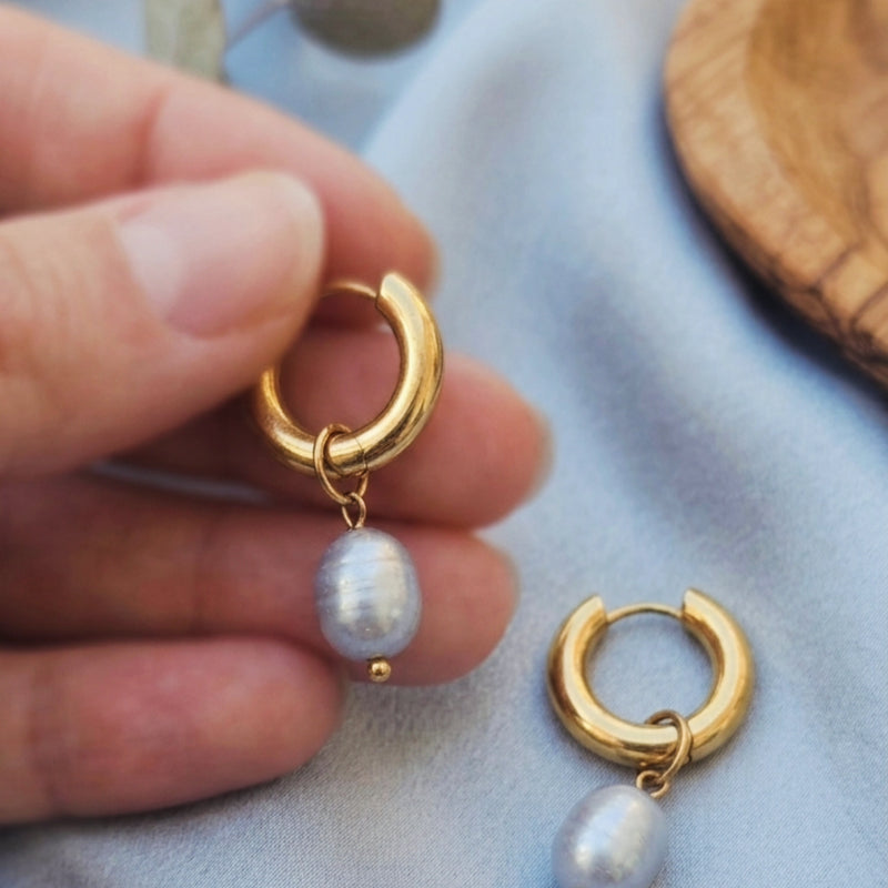 Pendientes Huggie de Aro con Perlas Blancas Colgantes