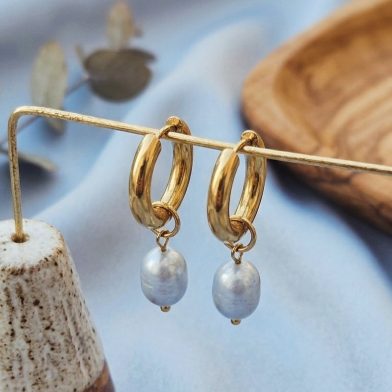 Pendientes Huggie de Aro con Perlas Blancas Colgantes