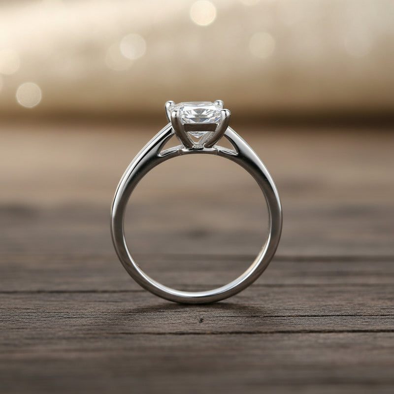 Anillo solitario redondo de hoja de vid en plata de ley
