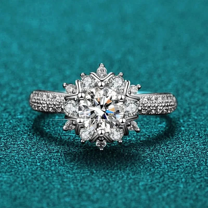 Round Cut Moissanite Stylish Engagment Solitaire Ring