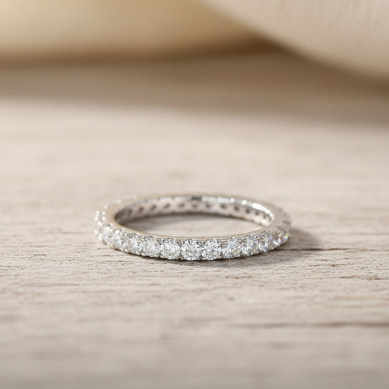 Bague en or 18 carats de style boîte avec pierres de mossanite